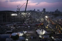 Địa điểm tòa nhà đang xây dựng bị sập khi lực lượng cứu hộ đang tìm kiếm những người sống sót bị mắc kẹt trong đống đổ nát ở Bangkok, Thái Lan vào ngày 2/4. Ảnh: AFP.