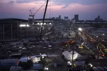 Địa điểm tòa nhà đang xây dựng bị sập khi lực lượng cứu hộ đang tìm kiếm những người sống sót bị mắc kẹt trong đống đổ nát ở Bangkok, Thái Lan vào ngày 2/4. Ảnh: AFP.