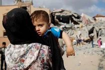 Một đứa trẻ Palestine tại một địa điểm bị Israel tấn công ở Rafah ngày 5/5/2024 (Ảnh: Reuters)