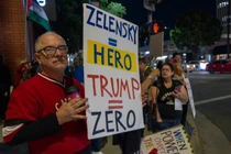 Một người biểu tình ủng hộ Ukraine ở Riverside, California, vào ngày 5/4. Ảnh: Getty.