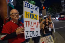 Một người biểu tình ủng hộ Ukraine ở Riverside, California, vào ngày 5/4. Ảnh: Getty.