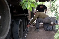 Quân đội Ukraine sửa chữa xe tăng Abrams do Mỹ cung cấp (Ảnh: CNN)