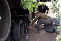 Quân đội Ukraine sửa chữa xe tăng Abrams do Mỹ cung cấp (Ảnh: CNN)