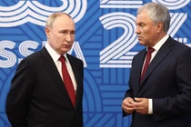 Tổng thống Nga Vladimir Putin và Chủ tịch Duma Quốc gia Vyacheslav Volodin tại Diễn đàn Nghị viện BRICS lần thứ 10 ở Saint Petersburg. Ảnh: Sputnik.
