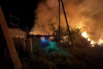 Hình ảnh được truyền thông Ukraine công bố cho thấy ngọn lửa bốc lên từ các tòa nhà sau cuộc tấn công đêm của Nga tại Kharkov, Ukraine vào ngày 9/6. Ảnh: Kyiv Post.