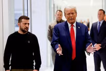 Ông Donald Trump và Tổng thống Ukraine Volodymyr Zelensky gặp nhau tại Tháp Trump ở Thành phố New York, Mỹ ngày 27/9/2024. Ảnh: Reuters.