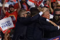 Donald Trump được nhân viên Mật vụ dẫn đi sau khi có tiếng súng vang lên tại cuộc vận động tranh cử ở Butler, Pennsylvania (Ảnh: AFP)