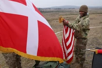 Một người lính với lá cờ Mỹ bên cạnh cờ Đan Mạch trong một cuộc tập trận quân sự chung. Ảnh: Getty.