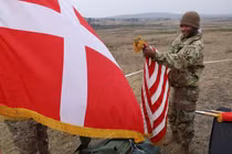 Một người lính với lá cờ Mỹ bên cạnh cờ Đan Mạch trong một cuộc tập trận quân sự chung. Ảnh: Getty.