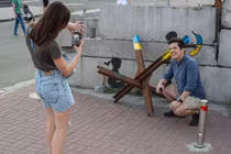 Du khách chụp ảnh một rào chắn chống tăng được sơn màu cờ Ukraine ở Kiev, Ukraine, ngày 24/8. Ảnh: Getty.