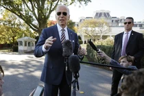 Tổng thống Mỹ Joe Biden trò chuyện với các phóng viên (Ảnh: Getty)