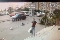 Đoạn phim từ camera giám sát cho thấy cảnh sĩ quan SBU đi xuống cầu thang ngay trước khi bị bắn ở Kiev, Ukraine, vào ngày 10/7. Ảnh: Reuters.