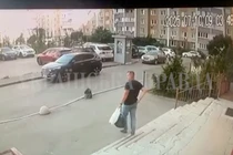 Đoạn phim từ camera giám sát cho thấy cảnh sĩ quan SBU đi xuống cầu thang ngay trước khi bị bắn ở Kiev, Ukraine, vào ngày 10/7. Ảnh: Reuters.