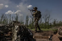 Một sĩ quan bộ binh Ukraine bắn lựu đạn phóng rocket về phía các vị trí của Nga gần Marinka, miền đông Ukraine. Ảnh: NYTimes.