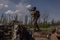 Một sĩ quan bộ binh Ukraine bắn lựu đạn phóng rocket về phía các vị trí của Nga gần Marinka, miền đông Ukraine. Ảnh: NYTimes.