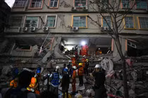 Các đội cứu hộ nỗ lực cứu những cư dân bị mắc kẹt dưới đống đổ nát của tòa nhà Sky Villa Condominium ở Mandalay, Myanmar trong hôm 31/3. Ảnh: AFP.