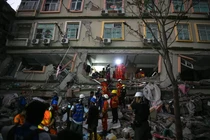 Các đội cứu hộ nỗ lực cứu những cư dân bị mắc kẹt dưới đống đổ nát của tòa nhà Sky Villa Condominium ở Mandalay, Myanmar trong hôm 31/3. Ảnh: AFP.