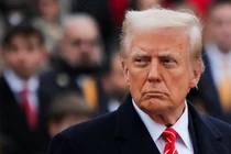 Tổng thống đắc cử Donald Trump tham dự lễ đặt vòng hoa tại Nghĩa trang Quốc gia Arlington ở Arlington, Virginia, hôm 19/1. Ảnh: Reuters.