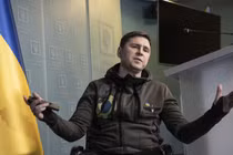 Trợ lý của ông Zelensky, Mikhail Podoliak tại Kiev, Ukraine, ngày 9/3/2022. Ảnh: Getty.