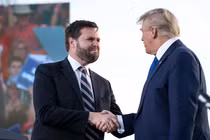 Thượng nghị sĩ J.D. Vance của Ohio bắt tay cựu Tổng thống Donald Trump trong một cuộc vận động tranh cử ở Delaware, Ohio năm 2023 (Ảnh: Getty)