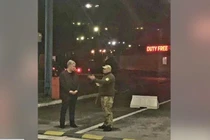 Hình ảnh được cho là chụp ông Poroshenko (áo đen) ở biên giới Ukraine - Ba Lan (Ảnh: Telegram).