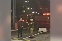 Hình ảnh được cho là chụp ông Poroshenko (áo đen) ở biên giới Ukraine - Ba Lan (Ảnh: Telegram).