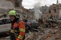 Lực lượng cứu hộ làm việc ở khu vực ngoại ô Kiev, Ukraine vào ngày 28/9. Ảnh: AFP.