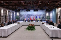Các đại biểu Ukraine, Mỹ và Nga họp để đàm phán hòa bình Ukraine-Nga tại văn phòng Tổng thống Thổ Nhĩ Kỳ tại Cung điện Dolmabahce vào ngày 16/5. Ảnh: Getty.