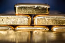 Giá vàng đạt gần 2.195 USD/troy ounce vào hôm thứ Sáu tuần trước và được giao dịch ở mức 2.182 USD trong hôm đầu tuần này (Ảnh: Bloomberg)