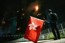 Tính đến chiều 27/1, đã có 55 người thiệt mạng vì vụ cháy ở Hong Kong, bao gồm một lính cứu hỏa. Ảnh: SCMP.