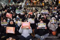 Người dân kêu gọi bắt giữ Tổng thống bị luận tội Yoon Suk Yeol trong một cuộc biểu tình gần dinh Tổng thống của Yoon ở Seoul vào ngày 2/1. Ảnh: Yonhap.