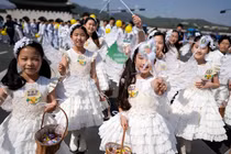 Trẻ em hóa trang thành thiên thần diễu hành trong cuộc diễu hành Phục sinh ở Seoul, Hàn Quốc, vào ngày 9/4/2023 (Ảnh: AP)