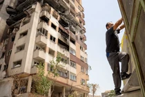 Một tòa nhà bị hư hại ở khu phố Saadat Abad, Tehran, Iran vào ngày 26/6, trong thời gian ngừng bắn giữa Iran và Israel. Tòa nhà được cho là đã bị trúng tên lửa trong cuộc tấn công đầu tiên của Israel vào ngày 13/6. Ảnh: Getty.