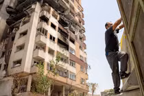 Một tòa nhà bị hư hại ở khu phố Saadat Abad, Tehran, Iran vào ngày 26/6, trong thời gian ngừng bắn giữa Iran và Israel. Tòa nhà được cho là đã bị trúng tên lửa trong cuộc tấn công đầu tiên của Israel vào ngày 13/6. Ảnh: Getty.