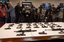 Các loại vũ khí thu được từ một chiến dịch trấn áp băng đảng Tren de Aragua được trưng bày trong một cuộc họp báo của công tố viên quận Queens vào tháng 1. Ảnh: NYTimes.