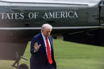 Tổng thống Mỹ Donald Trump trở lại Nhà Trắng sau chuyến thăm Trung tâm Y tế Quân đội Quốc gia Walter Reed vào ngày 10/10. Ảnh: Getty.