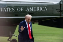 Tổng thống Mỹ Donald Trump trở lại Nhà Trắng sau chuyến thăm Trung tâm Y tế Quân đội Quốc gia Walter Reed vào ngày 10/10. Ảnh: Getty.