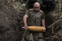 Binh sĩ Ukraine bê đạn pháo 155mm trong trận chiến ở Donbass (Ảnh: Getty)