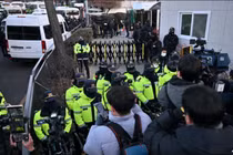 Cảnh sát đứng gác tại dinh thự của Tổng thống bị luận tội của Hàn Quốc Yoon Suk Yeol ở Seoul vào ngày 3/1. Ảnh: AFP.