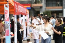 Người trẻ tìm việc tại một hội chợ việc làm ở Quý Châu, Trung Quốc (Ảnh: Getty)