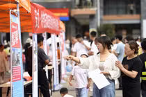 Người trẻ tìm việc tại một hội chợ việc làm ở Quý Châu, Trung Quốc (Ảnh: Getty)