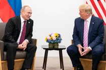 Tổng thống Mỹ Donald Trump gặp Tổng thống Nga Vladimir Putin bên lề hội nghị thượng đỉnh G20 tại Osaka, Nhật Bản, vào ngày 28/6/2019. Ảnh: Getty.
