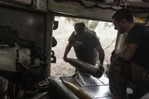 Binh sĩ Ukraine mang đạn pháo 155 mm ra tiền tuyến ở Donbass ngày 29/8 (Ảnh: Getty)