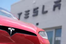 Tesla vẫn phụ thuộc nặng nề vào các chuỗi cung ứng pin EV của Trung Quốc (Ảnh: Nikkei)