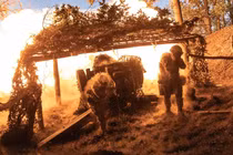 Lính Ukraine bắn pháo D-30 về hướng Toretsk. Ảnh: Getty.