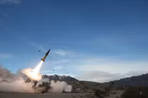 Tên lửa ATACMS trong một vụ phóng thử nghiệm. Ảnh: ESD.