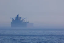 Một góc nhìn cho thấy tàu "Eventin" treo cờ Panama ngoài khơi bờ biển Sassnitz, Đức, ngày 16/4. Ảnh: Reuters.