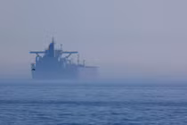 Một góc nhìn cho thấy tàu "Eventin" treo cờ Panama ngoài khơi bờ biển Sassnitz, Đức, ngày 16/4. Ảnh: Reuters.