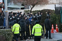 Cảnh sát và các nhà điều tra đến dinh thự của Tổng thống Hàn Quốc Yoon Suk Yeol tại Seoul vào ngày 3/1. Ảnh: AFP.