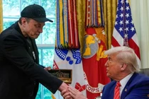Elon Musk nhận chìa khóa vàng từ Tổng thống Mỹ Donald Trump tại Phòng Bầu dục ở Nhà Trắng ở Washington DC, ngày 30/5. Ảnh: Reuters.
